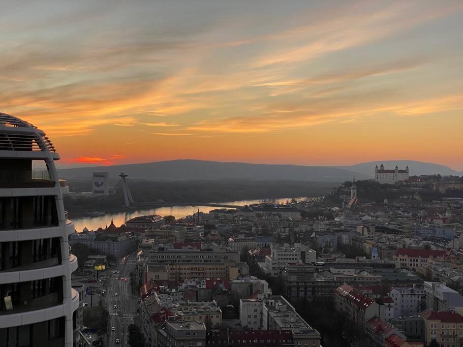 Skypark Luxury Apartment With Skyline View & Free Parking บราติสลาวา ภายนอก รูปภาพ